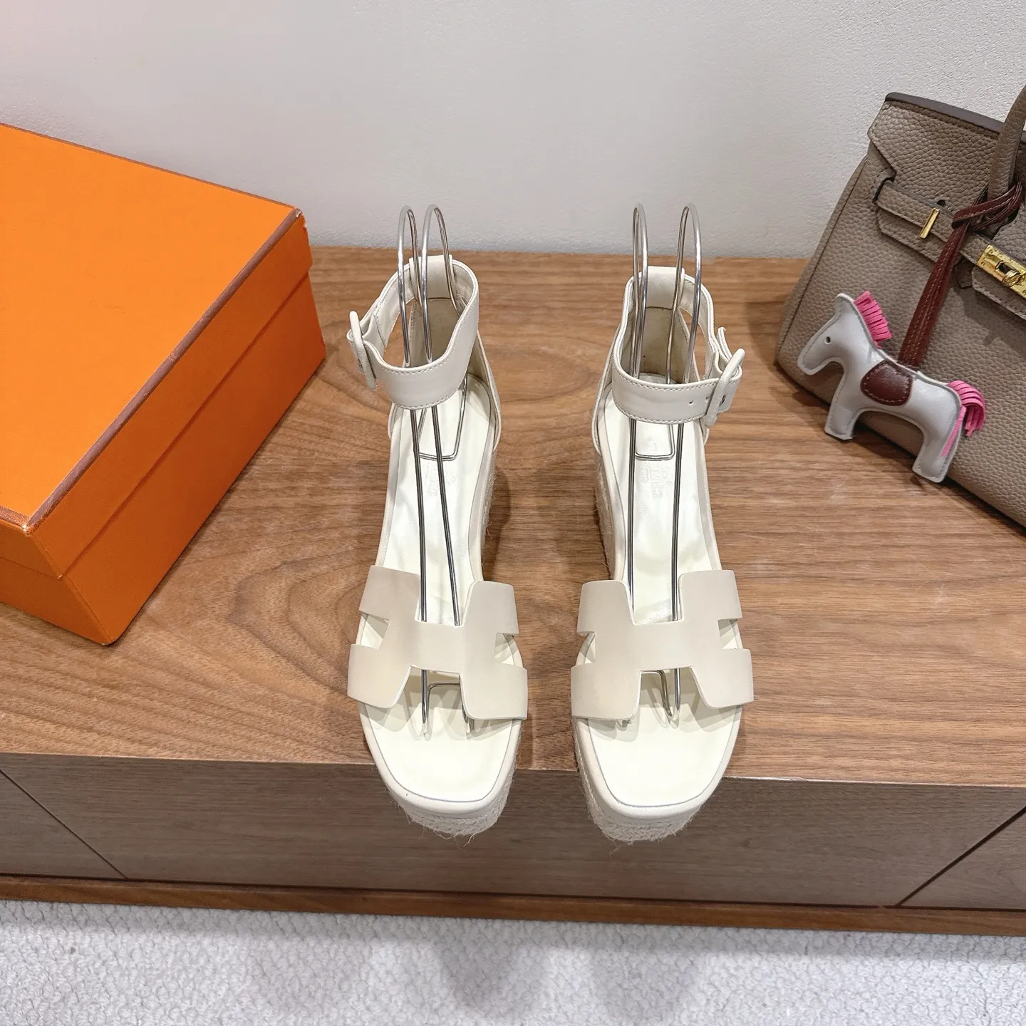 👟👟Ex-factory price 720👟👟 Hermes... a Eclair 2025 new color + popular series, the version is super positive, with a certain thickness, which makes the legs longer! Breathable, comfortable calfskin, spring and summer color matching, this item is both beautiful and comfortable! Channel supply code size: 35-39 can be ordered as 40.41 with airplane box ➕20